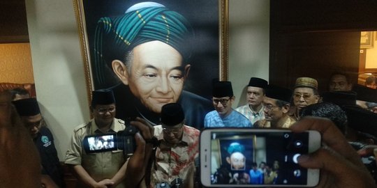 Temui Said Aqil di PBNU, Prabowo diberi kartu anggota NU