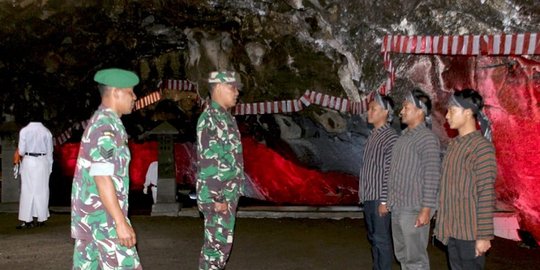 HUT RI ke-73, pegiat wisata Purbalingga gelar upacara di dalam goa