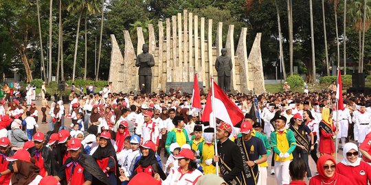 Ratusan warga napak tilas kemerdekaan RI di Tugu Proklamasi