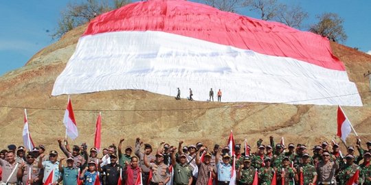 Bendera merah putih raksasa berkibar di perbatasan RI-Timor Leste