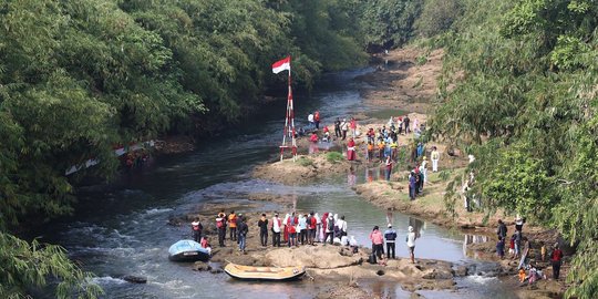 Peringati kemerdekaan RI, komunitas Ciliwung gelar upacara bendera di sungai