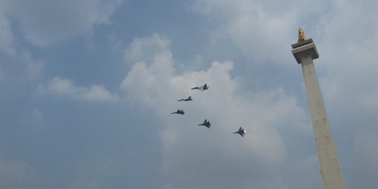 Warga takjub lihat atraksi Sukhoi dan F-16 di langit Jakarta