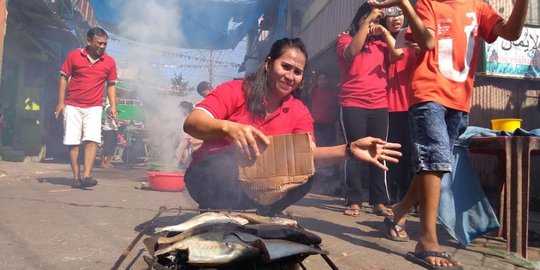 Cara unik warga Pattingaloang, Makassar rayakan HUT RI dengan bakar ikan bersama