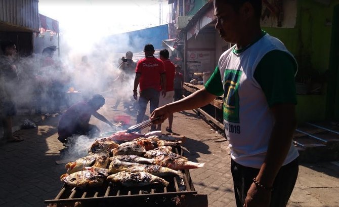rayakan hut ri dengan bakar ikan