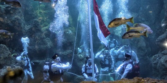 Melihat momen pengibaran bendera HUT RI di Seaworld