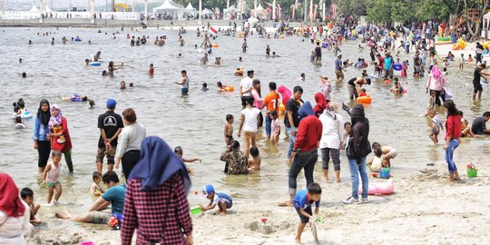 Tujuh belasan, Pantai Lagoon Ancol dipadati wisatawan