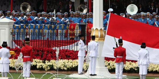 Ini petugas upacara penurunan bendera merah putih di Istana Merdeka