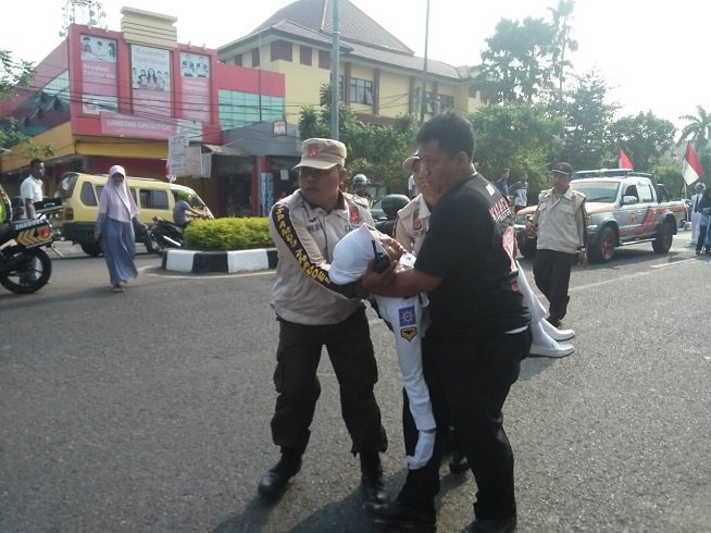 peserta drum band pingsan