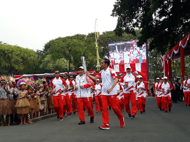 jokowi bawa obor asian games