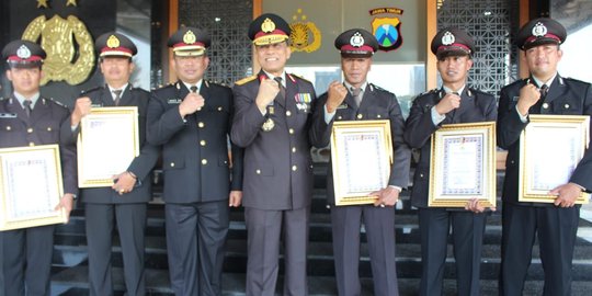 Lumpuhkan teroris Pasuruan, 5 anggota Polsek Lawang Malang terima penghargaan