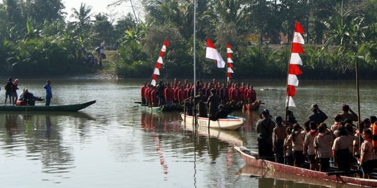 Masyarakat adat Banakeling di Cilacap rayakan HUT RI ke-73 di Muara Sungai