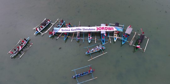 Dukung Jokowi 2 periode, nelayan Jimbaran bentangkan spanduk 25 meter di laut