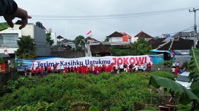 nelayan jimbaran bentangkan spanduk jokowi dua periode di laut