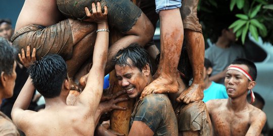 Perjuangan warga Pamulang ikuti lomba panjat pinang di HUT RI ke-73