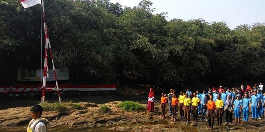 HUT RI, warga di Depok upacara bendera di bantaran Sungai Ciliwung