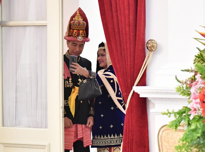 jokowi dan iriana dengan kostum daerah di hut ke 73 ri