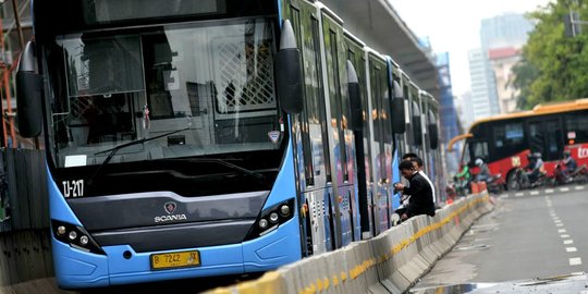 Warga tonton pembukaan Asian Games gratis naik Transjakarta