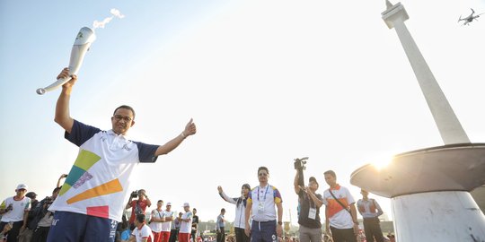 Aksi Anies Baswedan saat bawa obor di puncak kirab Asian Games 2018