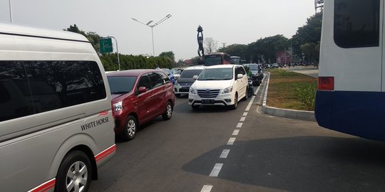 Kendaraan menumpuk di Bundaran Senayan jelang Asian Games, arah GBK ditutup