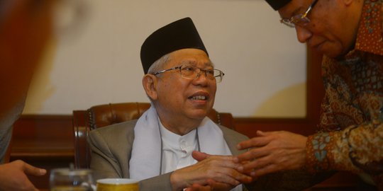 Hasto bandingkan Ma'ruf Amin dengan Sandiaga: OK OCE berhasilnya di mana?