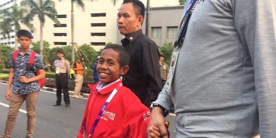 Bahagianya Joni bocah pemanjat tiang bendera hadiri pembukaan Asian Games di GBK