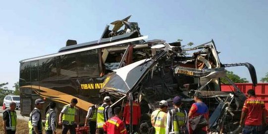 Gagal menyalip, bus Tiban Inten tabrak tiang JPO di Tol Cipali