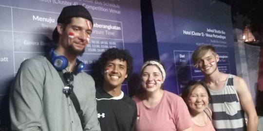 Kehabisan tiket pembukaan Asian Games, turis AS jadi pelukis dadakan bendera RI