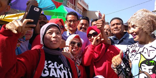 Kunjungi Pasar Terong Makassar, pipi Sandiaga dicubit emak-emak