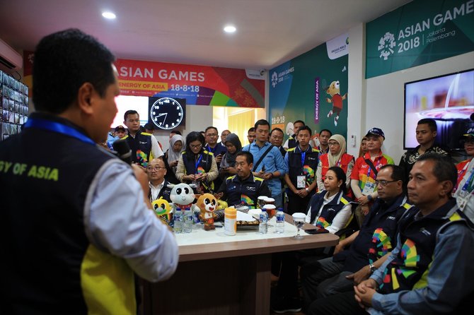 menteri bumn rini soemarno bersama menhub budi karya sumadi meninjau penyambutan delegasi dan official asian games