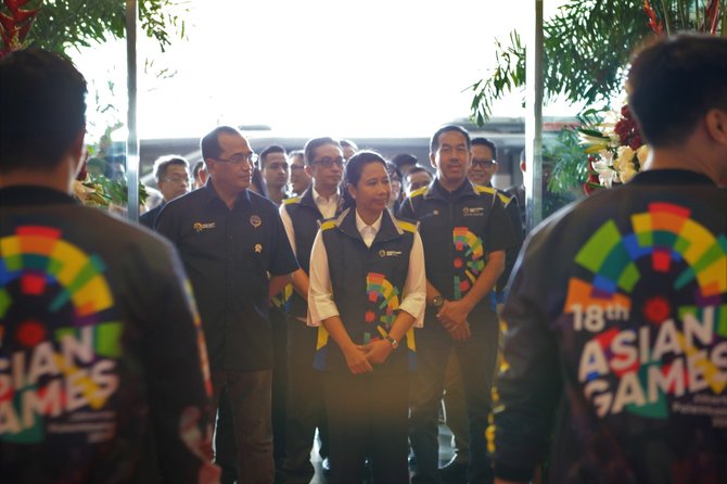 menteri bumn rini soemarno bersama menhub budi karya sumadi meninjau penyambutan delegasi dan official asian games
