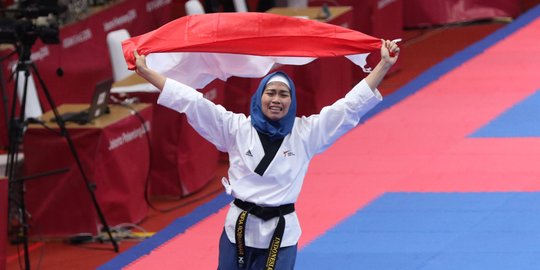 Di depan Jokowi, Defia berikan emas pertama untuk Indonesia