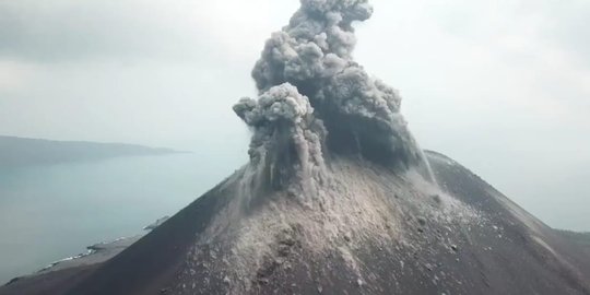 Dalam sehari, Gunung Anak Krakatau meletus 576 kali