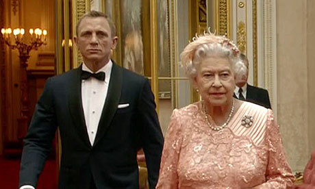 ratu elizabeth bersama daniel craig