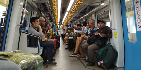 LRT Palembang mogok lagi, penumpang pindah gerbong | merdeka.com