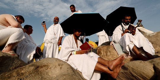 Kekhusyukan jemaah haji panjatkan doa di tengah teriknya Jabal Rahmah