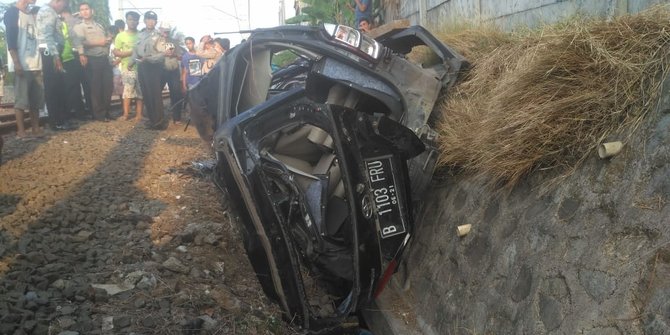 Avanza Tertabrak Kereta Di Bekasi Timur Sopir Tewas