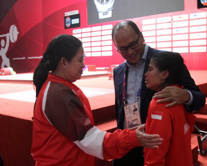 menko puan serahkan medali angkat besi putri kelas 48 kg