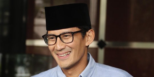 Bertemu saat nonton Asian Games, Sandiaga cium tangan Jokowi