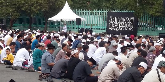 Bendera Ar-Rayah terpasang saat Kori gelar salat Idul Adha di Stadion Mandala Krida