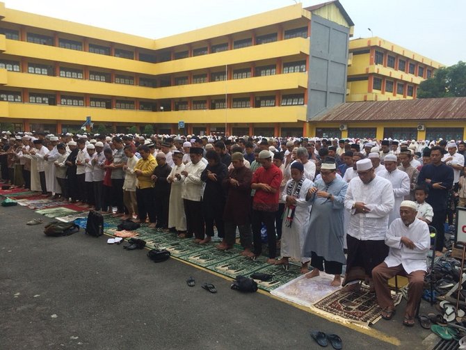 warga salat idul adha di halaman institut teknologi medan