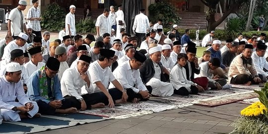 Ajak anak dan istri, Anies salat Idul Adha di Balai Kota DKI