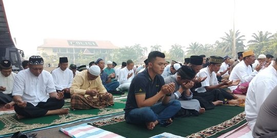 Warga Pontianak salat Idul Adha di tengah kepungan kabut asap