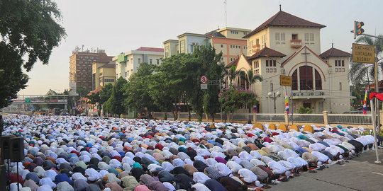 Ribuan muslim tunaikan salat Idul Adha di jalanan depan gereja Jatinegara