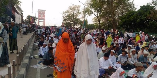 Gembiranya warga Palembang salat Idul Adha di Jembatan Ampera