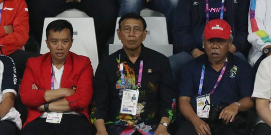 Wajah tegang tiga menteri saat nonton semifinal bulutangkis Indonesia vs Jepang