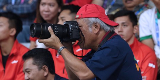 Aksi Menteri Basuki abadikan laga semifinal bulutangkis Indonesia vs Jepang
