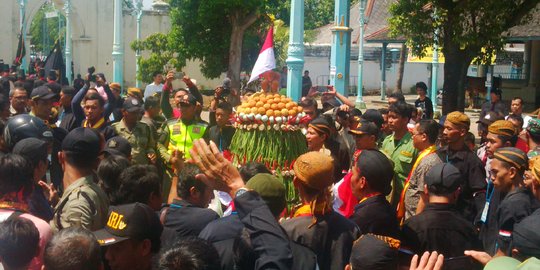 Idul Adha, warga berharap berkah dari sepasang gunungan Keraton Surakarta