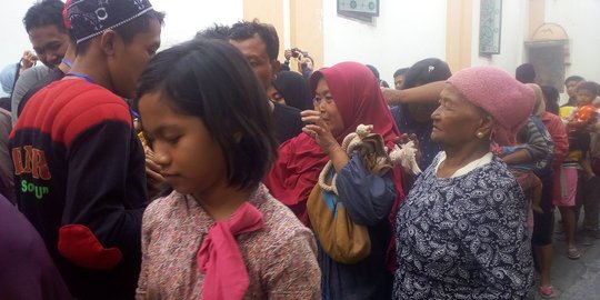 Tradisi celup tinta saat pembagian daging kurban di Masjid Kauman Semarang
