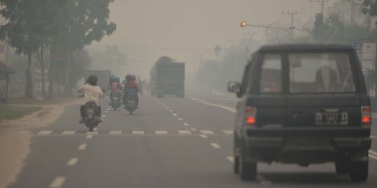 Kebakaran lahan di Sampit mulai resahkan warga, pagi hari asap sudah menebal