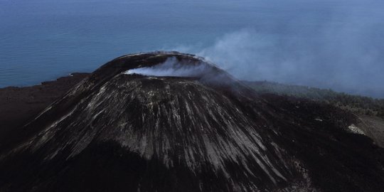 Gunung Anak Krakatau 2 kali meletus, wisatawan dilarang dekati kawah